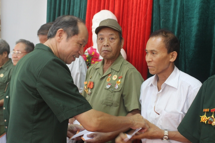 Chủ tịch Hội Nạn nhân chất độc da cam/đi-ô-xin tỉnh Lạng Sơn Hà Văn Thanh tặng quà các nạn nhân chất độc da cam.