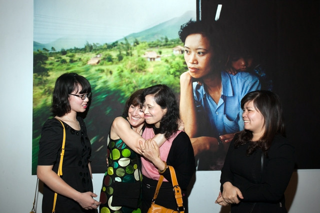 Nhân vật trong ảnh (người phụ nữ trên chuyến tàu thống nhất năm 1990) gặp lại người chụp ảnh tại lễ khai mạc triển lãm.