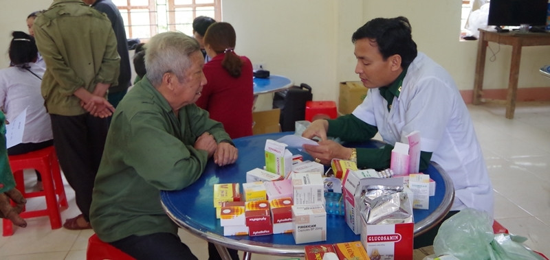 Người dân được hướng dẫn cách sử dụng thuốc.