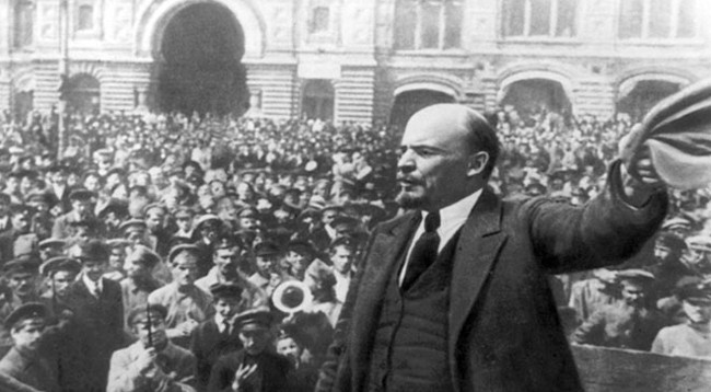  V.I. Lenin trong cuộc mít-tinh ở Petrograd năm 1917. (Ảnh: photochronograph.ru)