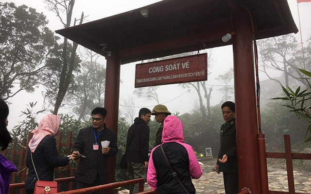 Du khách đi qua trạm thu phí để sang chùa Đồng.