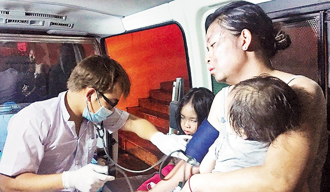 Chăm sóc y tế cho nạn nhân vụ cháy chung cư Carina Plaza. Ảnh: DŨNG PHƯƠNG