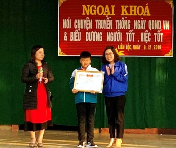Tỉnh đoàn Thanh Hóa trao tặng Giấy khen cho em Nguyễn Hoàng Minh.