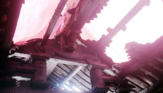 Một phần mái đền Nhạn Tháp bị thiêu cháy. (Ảnh: D.Hòa).