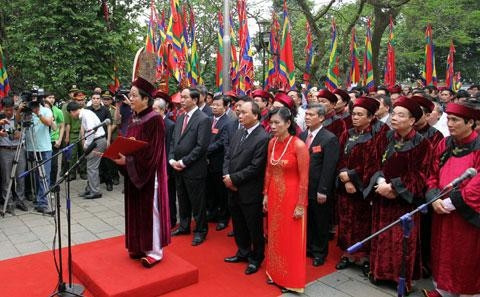 Các vị lãnh đạo Đảng, Nhà nước dâng hương tưởng niệm các vua Hùng.