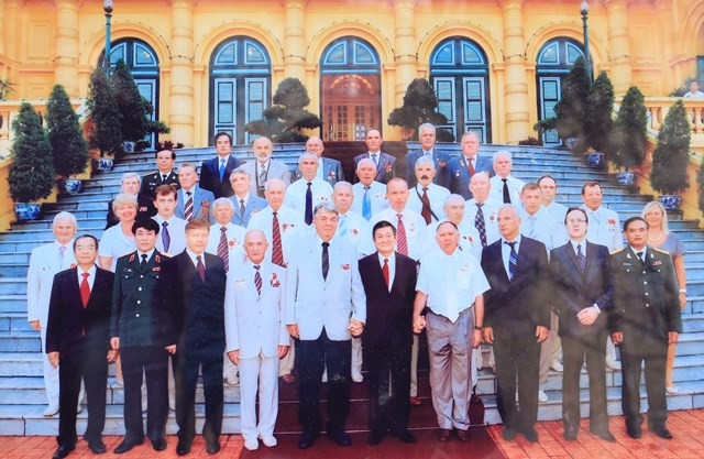 Trung tướng Viktor I.Philippov cùng các cựu chiến binh Nga chụp ảnh cùng nguyên Chủ tịch nước Trương Tấn Sang.