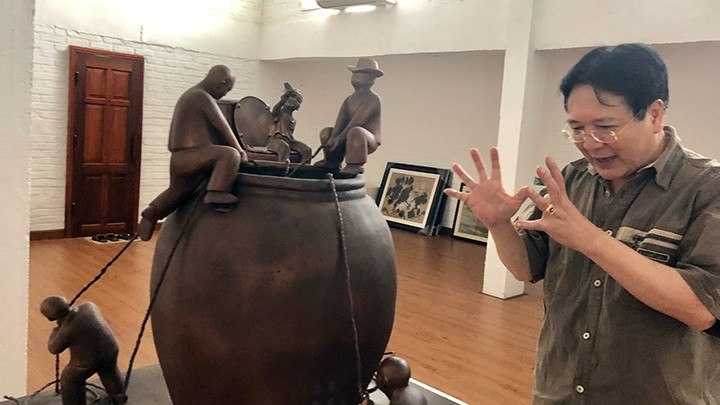 NSND Vương Duy Biên với tác phẩm Chum kinh nghiệm.