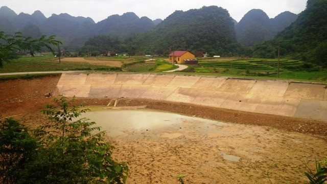 Hồ Nà Sum, xã Minh Tâm, huyện Nguyên Bình tỉnh Cao Bằng đã cạn trơ đáy vì hạn hán.