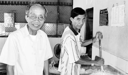 Bác Út (trái) bên bếp ăn từ thiện.