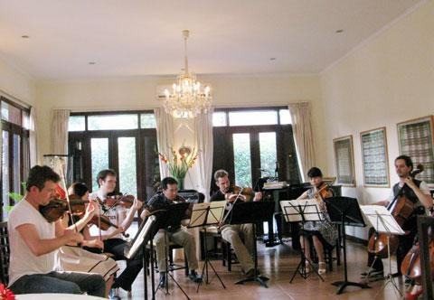 Nghệ sĩ Phạm Trường Sơn (ở giữa, bên trái) trong buổi trình diễn cho báo chí tại nhà riêng đại sứ CH Áo.