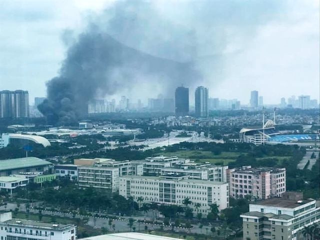Cột khói đen bốc cao từ hiện trường đám cháy.