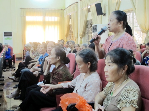 Các hội viên Câu lạc bộ "Vầng trăng khuyết" của Hội Cựu thanh niên xung phong quận Hà Ðông, Hà Nội tọa đàm về việc làm.