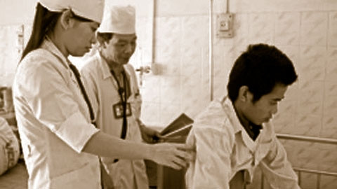 Bác sĩ, Trung úy Phạm Thị Mai thăm, khám bệnh nhân điều trị tại Bệnh viện Quân y 103 (Học viện Quân y).