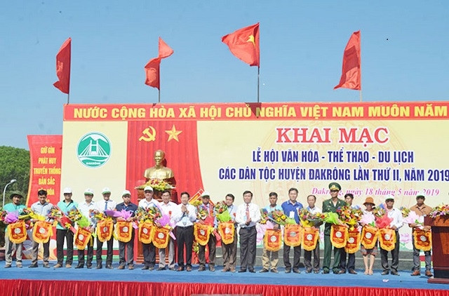 Huyện Đác Rông trao cờ lưu niệm cho các đơn vị tham gia lễ hội.