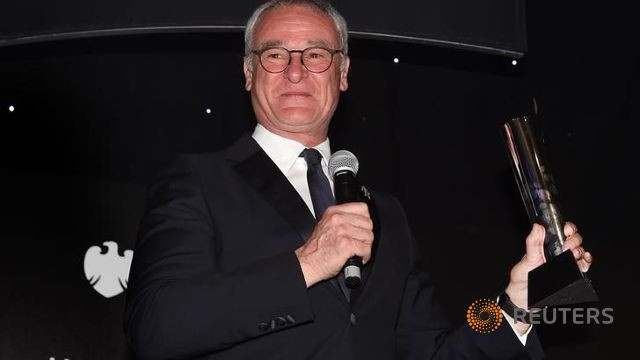 HLV Claudio Ranieri nhận giải thưởng của Hiệp hội những huấn luyện viên và các nhà quản lý bóng đá Anh. (Ảnh: Reuters)
