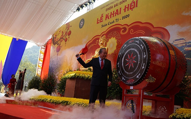 Phó Thủ tướng Thường trực Chính phủ Trương Hòa Bình đánh trống khai hội chùa Bái Đính.