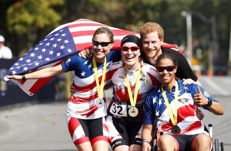 Hoàng tử Anh Harry chụp ảnh với các vận động viên giành huy chương trong môn Xe lăn nội dung tính giờ IRECB1.