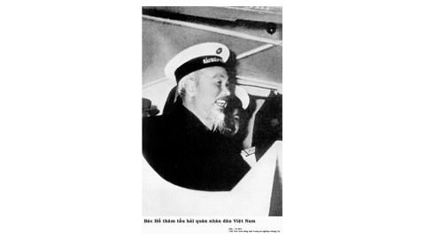 Chủ tịch Hồ Chí Minh thăm một đơn vị Hải quân Nhân dân Việt Nam đang sẵn sàng chiến đấu bảo vệ vùng biển Tổ quốc (22-1-1962). Ảnh: TL