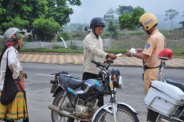 Cảnh sát giao thông Yên Bái kiểm tra giấy tờ của người điều khiển phương tiện tham gia giao thông tại thị xã Nghĩa Lộ.