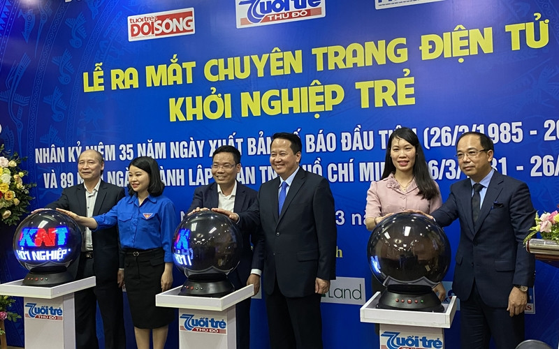 Các đại biểu bấm nút chính thức ra mắt chuyên trang điện tử Khởi nghiệp trẻ.