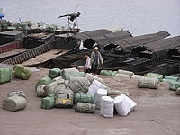 Dùng thuyền chở hàng lậu vượt qua biên giới.