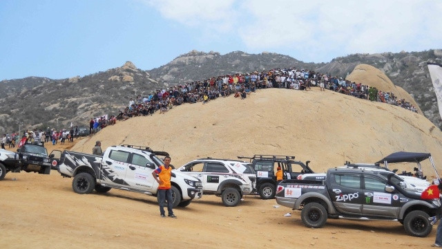 Xe ô tô dòng 4WD tập trung tại khu vực đua.