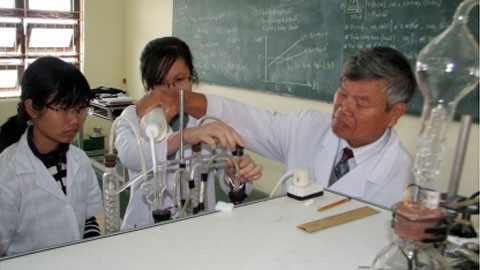 Thầy, trò Trường ĐH Yersin (Đà Lạt) thực hành nghiên cứu khoa học. Ảnh: Xuân Kỳ