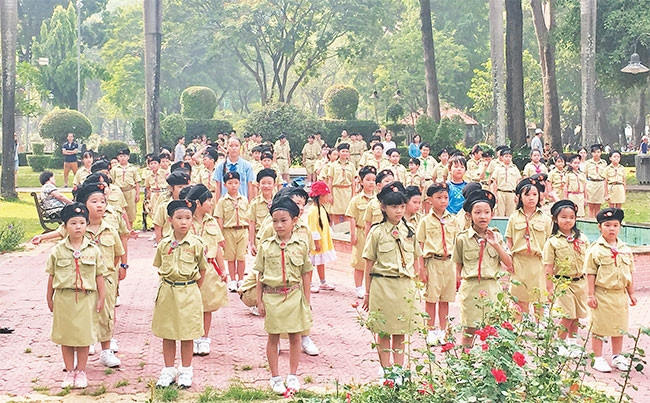 Các em đội viên, thiếu nhi vui chơi và thực tập kỹ năng sống với Nhóm Sao Bắc Đẩu ở Công viên Tao Đàn.