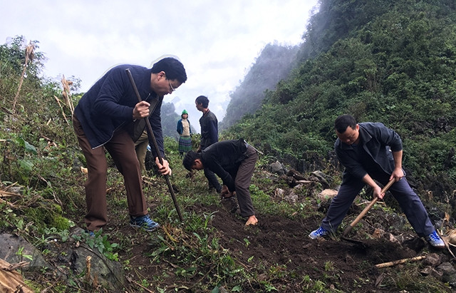 Cán bộ, người dân huyện Mèo Vạc mở đường vào thôn Trù Sán, xã Sơn Vì.