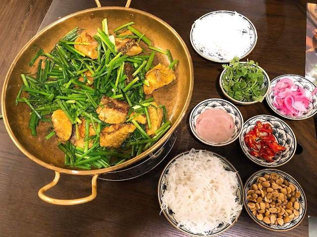 Người Hà Nội coi món chả cá đặc biệt đến nỗi lấy nó để đặt tên một con phố. (Ảnh: Phùng Trang)