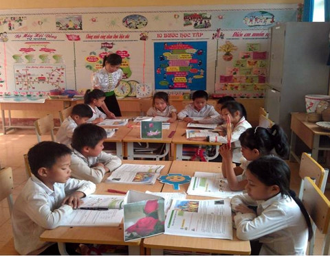 Giờ học theo Dự án Mô hình Trường học mới Việt Nam (VNEN) tại Trường tiểu học số 2 Noong Luống (Ðiện Biên).
