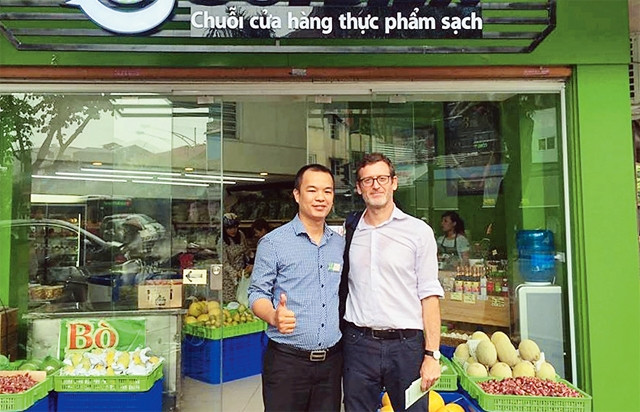 Trần Quân (người bên trái) tại một cửa hàng nằm trong chuỗi thực phẩm sạch Sói Biển.