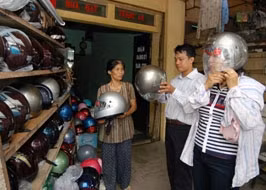 Người dân mua mũ bảo hiểm tại một cửa hàng ở Hà Nội.