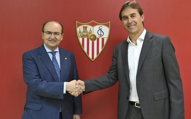 Tân HLV trưởng Julen Lopetegui của Sevilla (phải) và Chủ tịch đội bóng Jose Castro. (Ảnh: Sevilla FC)
