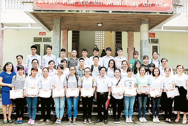 Trao thưởng cho học sinh Trường THPT Đồng Quan đạt điểm cao trong kỳ thi đại học.