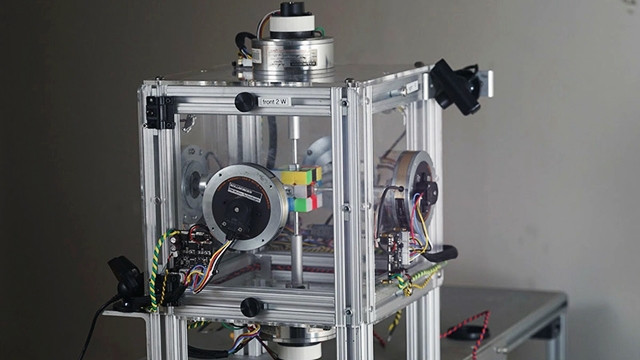 Robot giải đố rubik siêu nhanh. Ảnh: GIGAZINE
