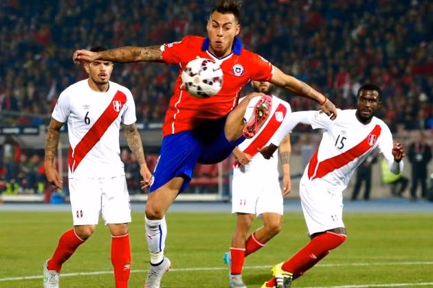 Eduardo Vargas tỏa sáng ghi hai bàn thắng vào lưới Peru trong trận bán kết Copa America 2015. (Ảnh: AP).