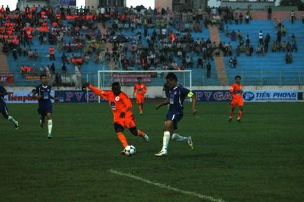  Pha tranh bóng trong trận tranh Siêu Cúp.