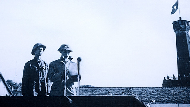 Thiếu tướng Vương Thừa Vũ trên lễ đài.