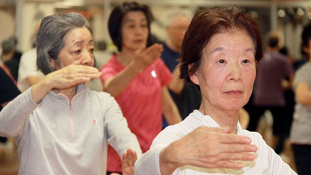 Các cụ bà tập Thái cực quyền tại phòng gym. Ảnh: THE WALL STREET JOURNAL