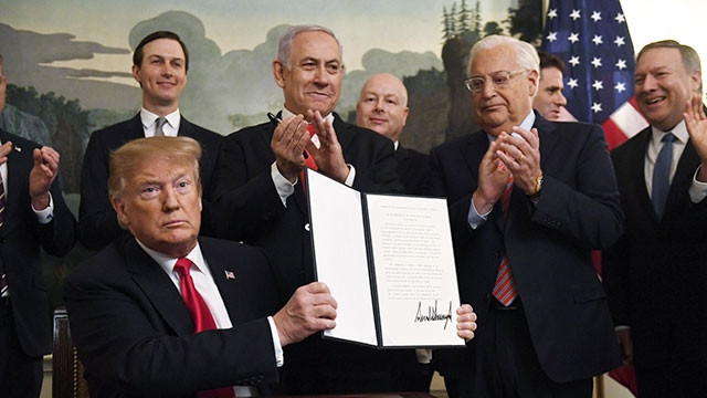 Tổng thống Mỹ Donald Trump công bố sắc lệnh công nhận chủ quyền của Israel với Cao nguyên Golan. Ảnh: AP