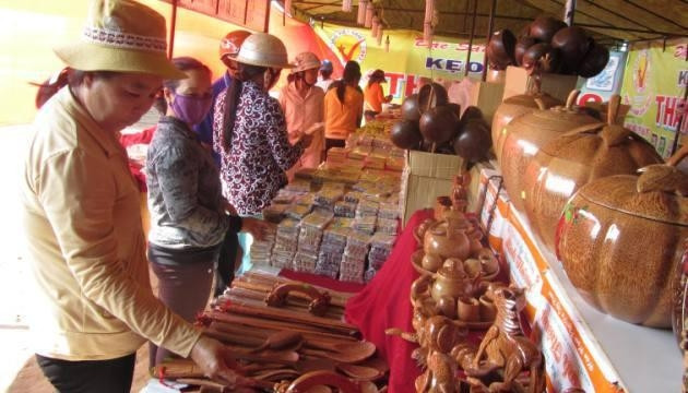 Khách tham quan, mua sắm hàng thủ công mỹ nghệ tại Hội chợ.