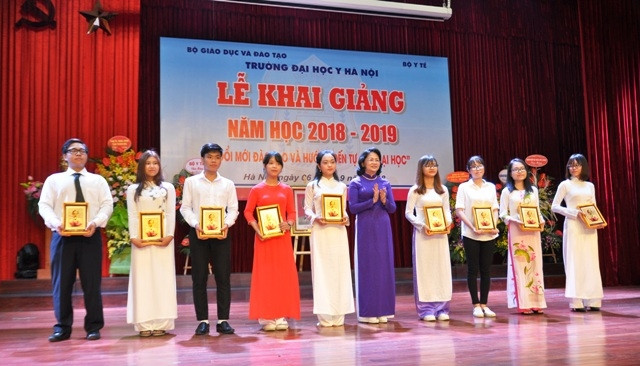 Phó Chủ tịch nước Đặng Thị Ngọc Thịnh trao phần thưởng cho chín tân sinh viên đạt điểm cao.
