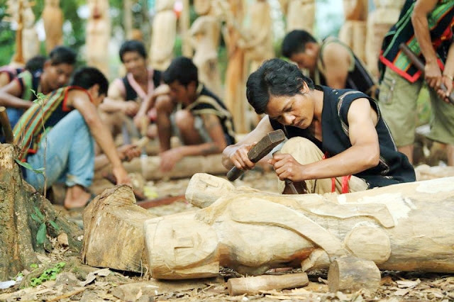 Vẻ đẹp của tượng chính là khắc họa sinh động con người trong cuộc sống bình dị. Ảnh: Nguyễn Quốc 