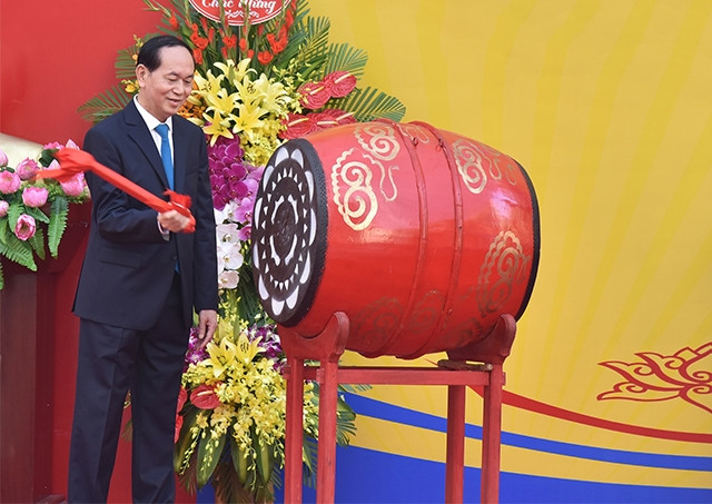 Chủ tịch nước Trần Ðại Quang đánh trống khai giảng năm học mới tại Trường THCS Trưng Vương, quận Hoàn Kiếm (Hà Nội). Ảnh: ÐĂNG KHOA