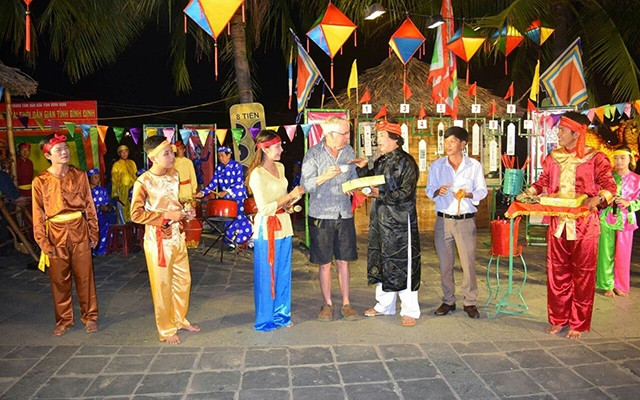 Diễn viên Trung tâm Bảo tồn và Phát triển nghệ thuật dân ca bài chòi và hát hố Quảng Ngãi biểu diễn tại Festival Di sản Quảng Nam.