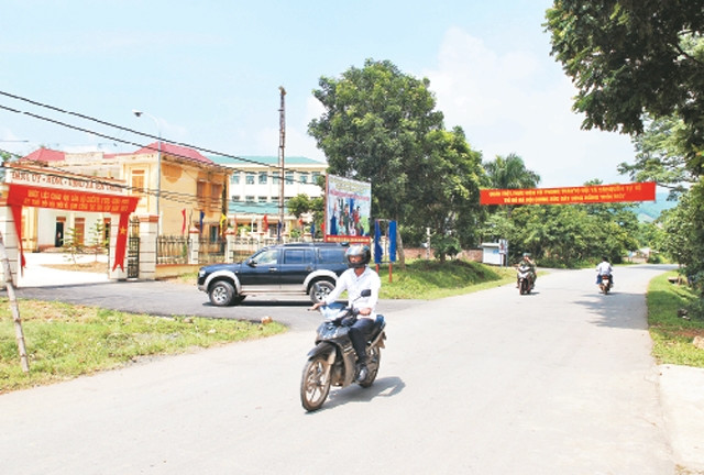 Đường giao thông tại xã Yên Trung, huyện Thạch Thất được đầu tư xây dựng tạo điều kiện đi lại thuận lợi cho người dân. 