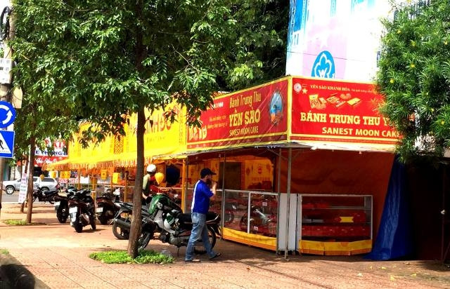 Trong những ngày giáp Tết Trung thu, các quầy bán bánh trung thu được mở ra ngày càng nhiều trên các tuyến phố chính của TP Buôn Ma Thuột.
