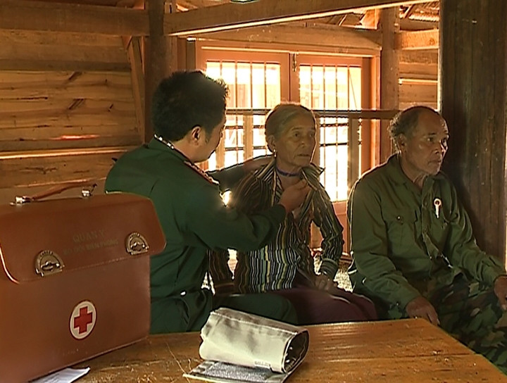 Bác sĩ quân y Nguyễn Văn Dũng khám bệnh cho người dân ở ngã ba biên giới Bờ Y (Kon Tum).