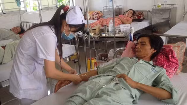 Sau khi ăn bánh mì kẹp thịt mua tại tiệm ở chợ Hàn Thẻ, hàng chục người đã phải nhập viện vì đau bụng, tiêu chảy, sốt.